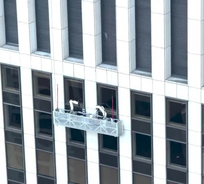 Hệ thống robot lau kính nhà chọc trời đầu tiên trên thế giới