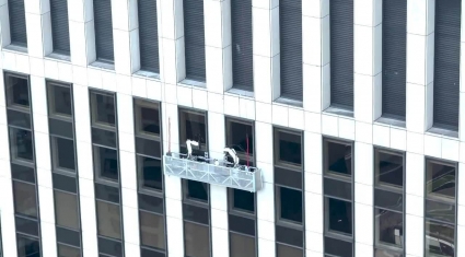 Hệ thống robot lau kính nhà chọc trời đầu tiên trên thế giới